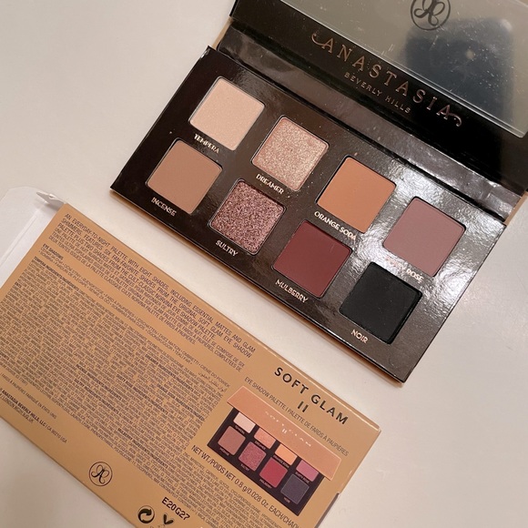 ANASTASIA BEVERLY HILLS
Soft Glam II - Picture 2 of 3